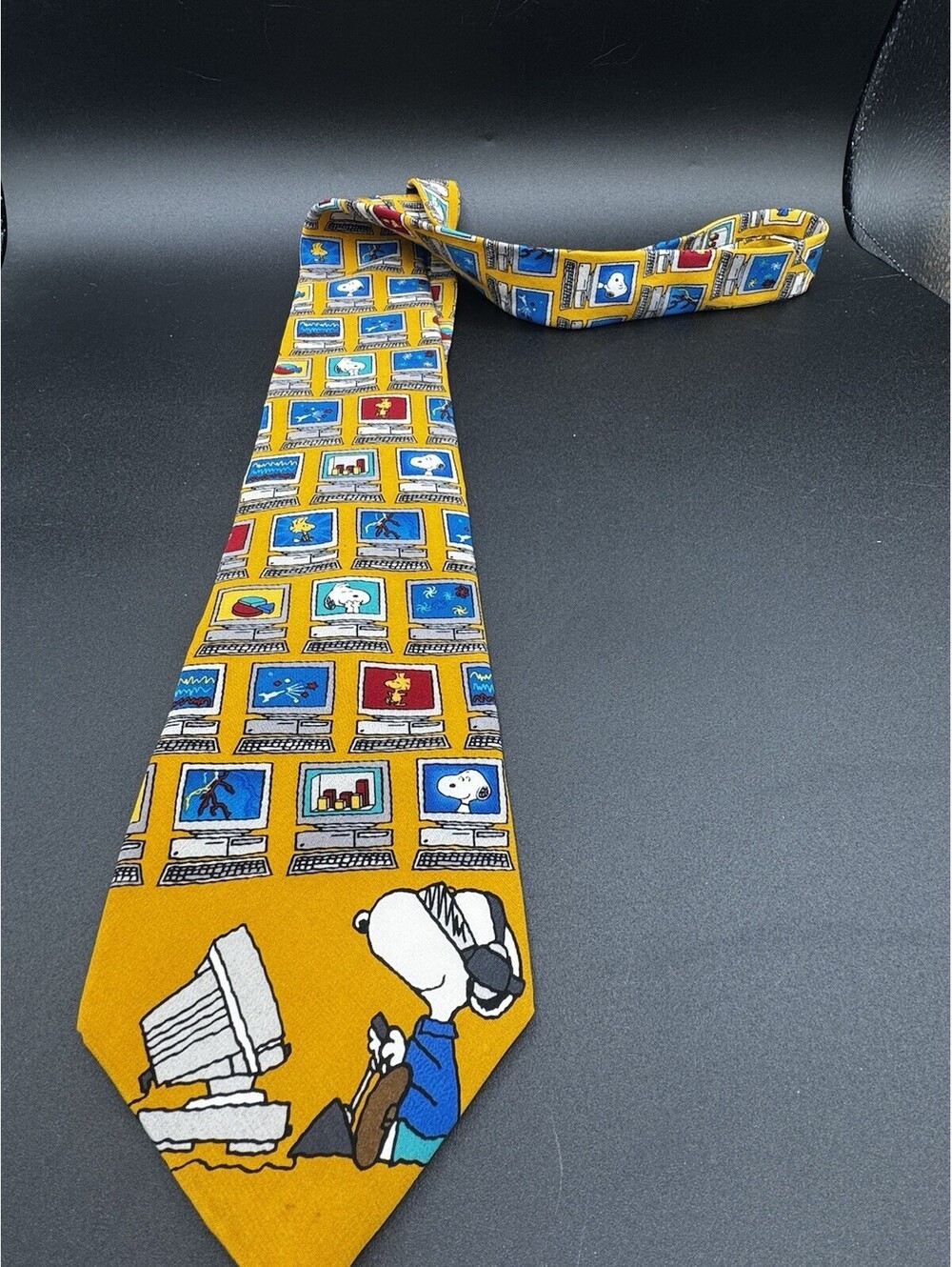 Vintage Peanuts Snoopy Virtual Employee Computer 100% Silk Tie Yellow Novelty